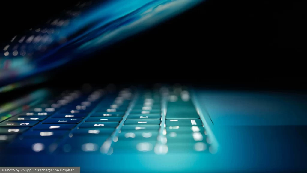 Imagem aproximada de um teclado de computador, ilustrando a utilização de tecnologia digital e soluções baseadas em dados para estratégias imobiliárias modernas.