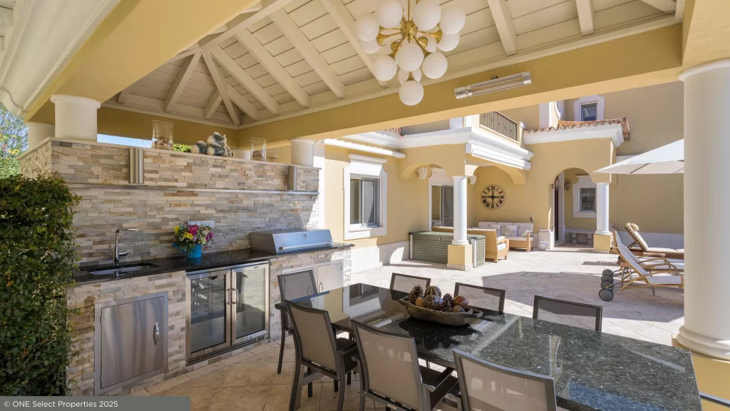 Outdoor kitchen and BBQ space at Villa Nina in Quinta do Mar, designed for alfresco dining and entertaining.