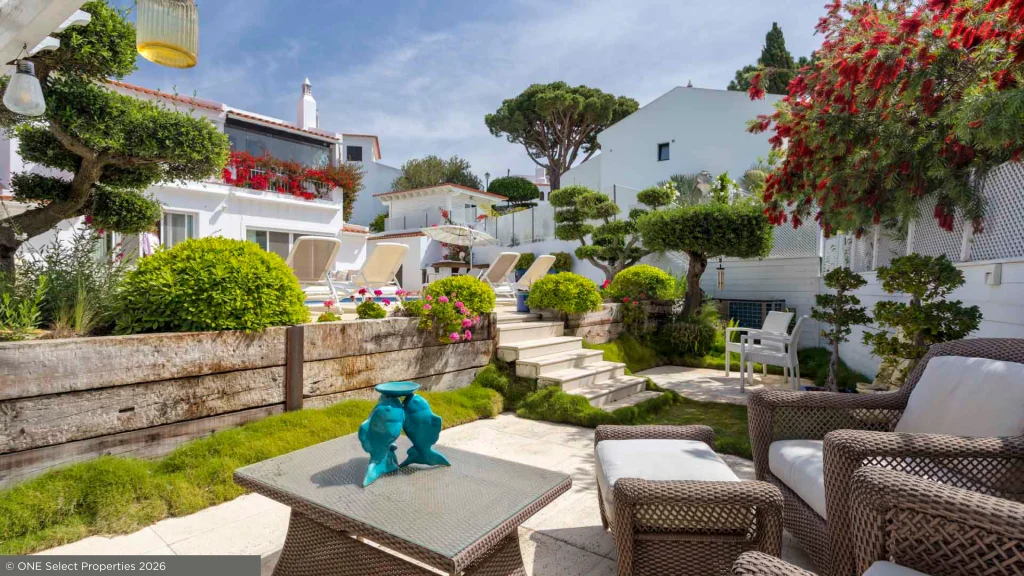 Moradia virada a sul em Lakeside Village, Quinta do Lago, com jardim paisagístico