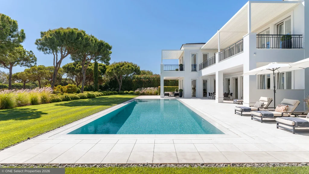 Piscina e jardim paisagístico numa propriedade no Algarve no verão