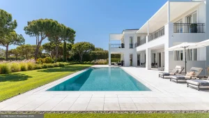 Piscina e jardim paisagístico numa propriedade no Algarve no verão