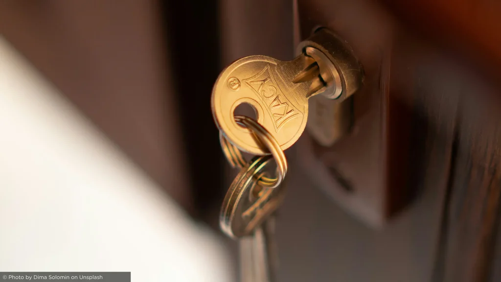 Chave que simboliza a gestão simples de uma casa de fácil manutenção no Algarve