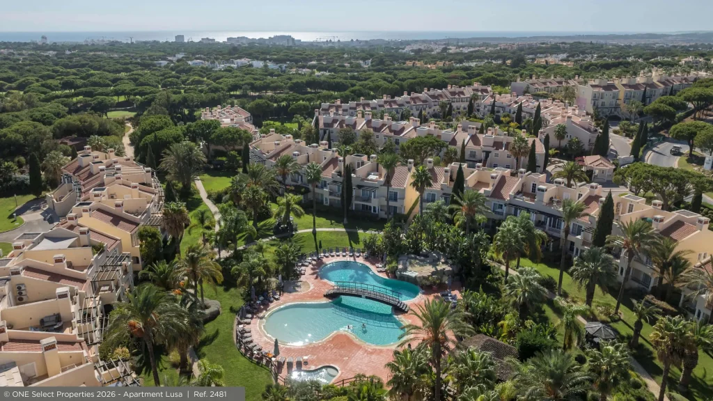 Vista aérea do Palmyra, em Vila Sol, com jardins, piscinas e as residências do condomínio.