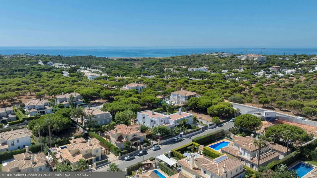 Vista aérea de Varandas do Lago, zona residencial entre a Quinta do Lago e Vale do Lobo.